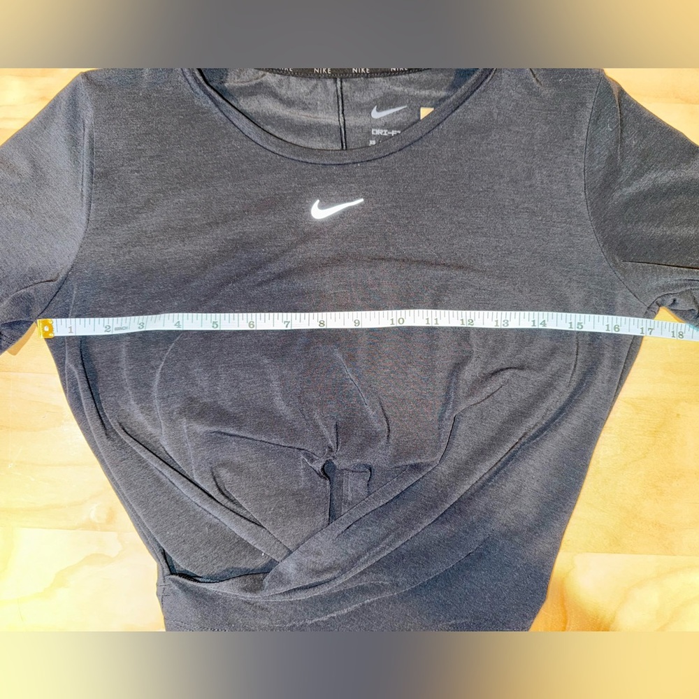 🏷️NWT Nike Dri-FIT One Luxe Women's Twist Cropped Short-Sleeve Top in Black 🖤 - Picture 11 of 12